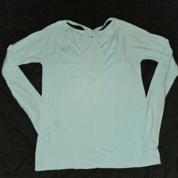 3 Under Armour Tops - Picture 9 of 10